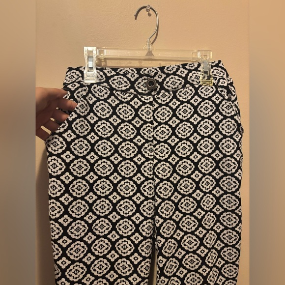 A’gaci Black and White Geometric Women's Cropped Pants - Picture 2 of 3